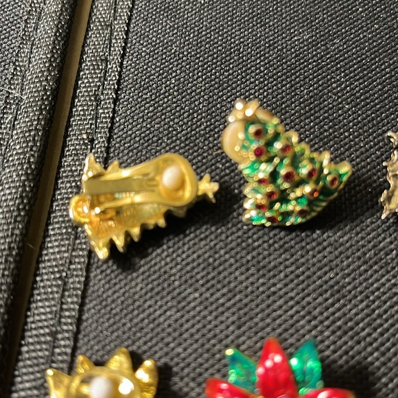 Vintage Christmas assortment-3pr clip on earrings; 1 Santa pin;1 wreath pin - Picture 3 of 8
